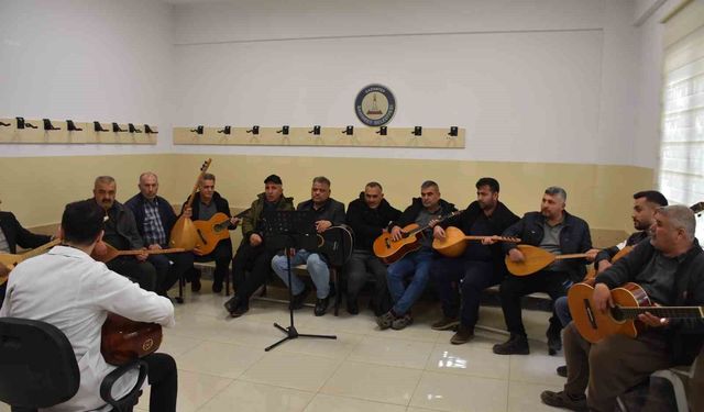 Gaziantep'te çiftçiler müzik kursunda gitar ve bağlama öğreniyor