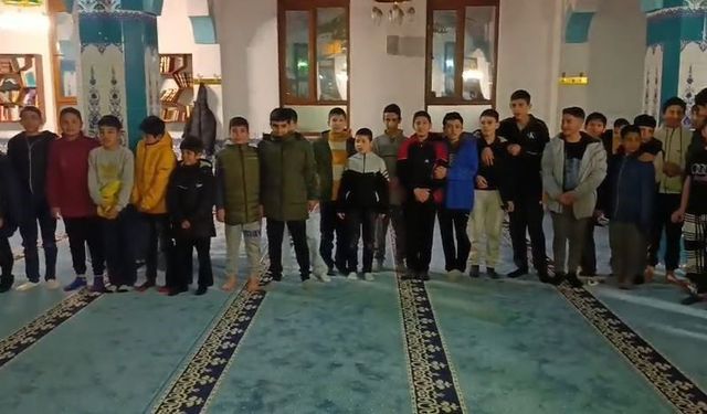Gaziantep'te çocuklar camide 'Kabe'de hacılar hu der Allah' ilahisini seslendirdi