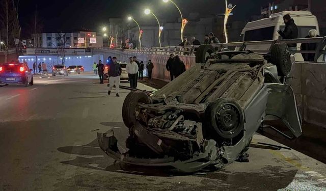 Gaziantep'te feci kaza! Refüjdeki direğe çarpan otomobil takla attı