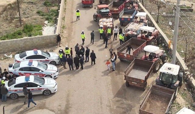 Gaziantep'te jandarma 85 traktör sürücüsüne eğitim vererek reflektör dağıttı