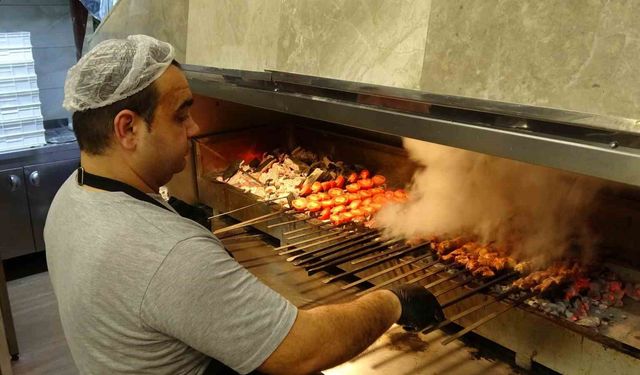 Gaziantep'te kebapçılar iftarda dolup taşıyor