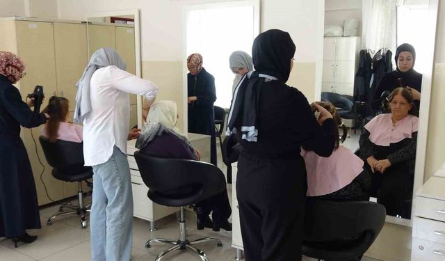 Gaziantep'te yaşlılar hayatlarında ilk defa kuaförde bakım yaptırdı