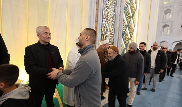 Başkan Tahmazoğlu vatandaşlarla bayramlaştı