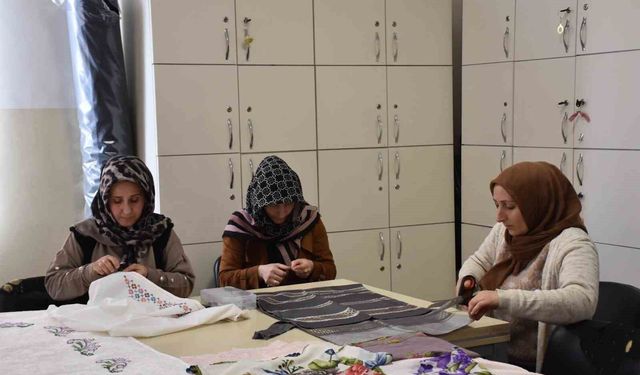Atık kumaşlar Gaziantepli kadınların ellerinde yeniden şekilleniyor