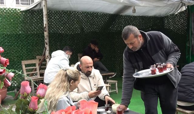 Çay ustası Gaziantep'te 52 yıldır muhabbetle çay demliyor