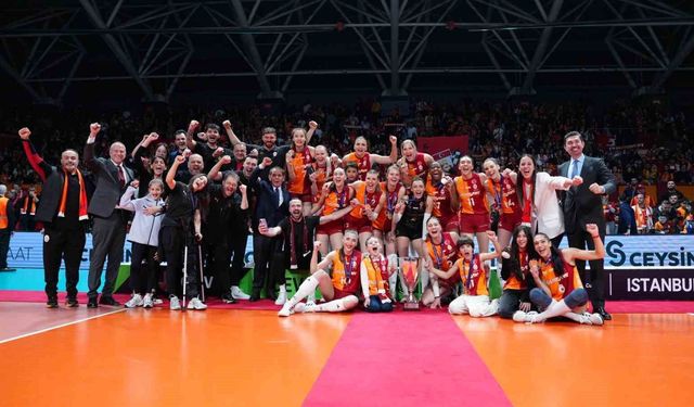 CEV Kupası şampiyonu Galatasaray kupasını aldı