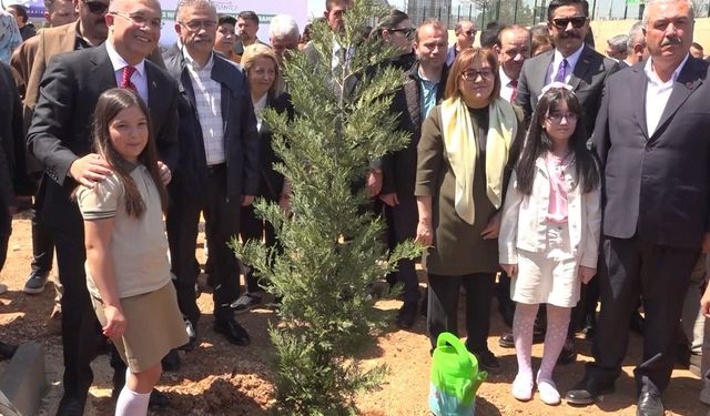 Gaziantep'te 23 Nisan'da fidanlar toprakla buluşturuldu