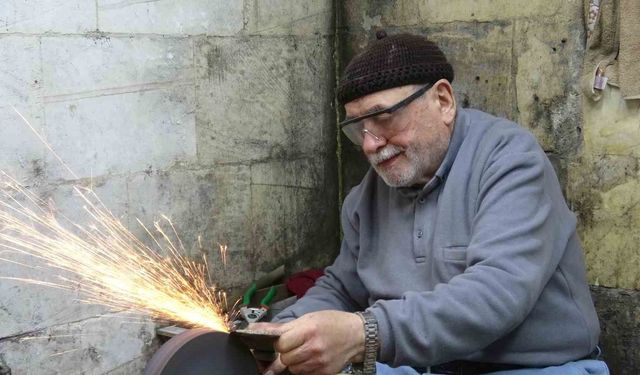 Gaziantep'te 5 metrekarelik dükkanında 67 yıldır bıçakçılık yapıyor