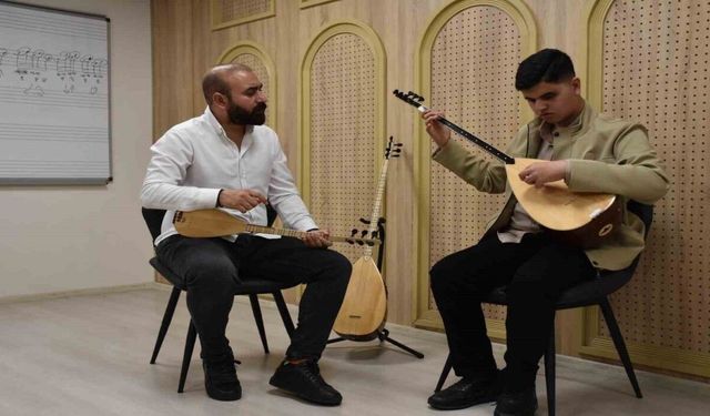 Gaziantepli Görme engelli Umut, Aşık Veysel'in yolundan gidiyor