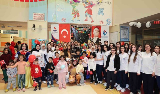 Hasan Kalyoncu Üniversitesi Hemşirelik Bölümü öğrencilerinden çocuklara bayram hediyesi