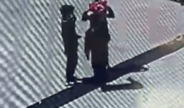 Öğrencilerin duygulandıran bayrak hassasiyeti: Düşen bayrağı yerden alıp öptü