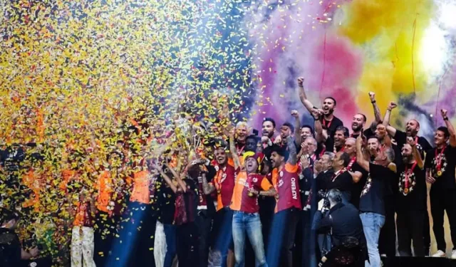 Galatasaray, 26. şampiyonluğunu taraftarıyla kutladı