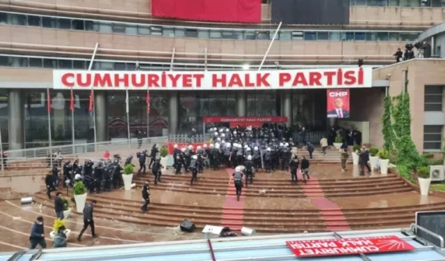 CHP Genel Merkezi'nde tansiyon yükseldi: Polis müdahale ediyor