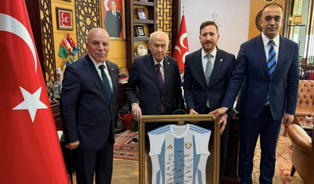 MHP lideri Bahçeli'ye Erzurumspor forması takdim edildi