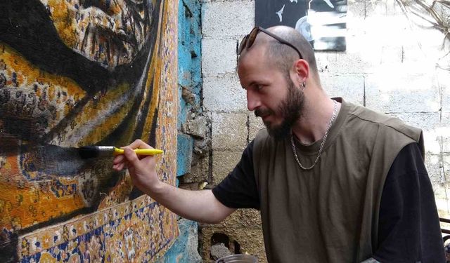 Gaziantepli ressam nostaljik perde ve halıları sanat eserine dönüştürüyor