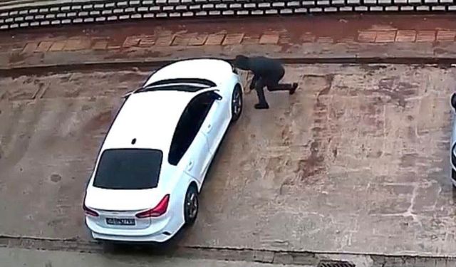Gaziantep'te gündüz vakti park halindeki 2 aracın lastiği kesici aletle patlatıldı