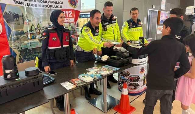 Gaziantep'te jandarma vatandaşları trafik kuralları hakkında bilgilendirdi