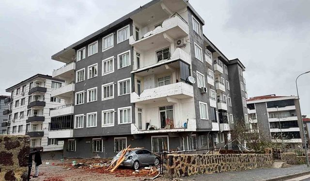 Gaziantep'te vatandaşlar hala şokta: Çatılar uçtu, araçlar zarar gördü, evler hasar aldı, ağaçlar söküldü