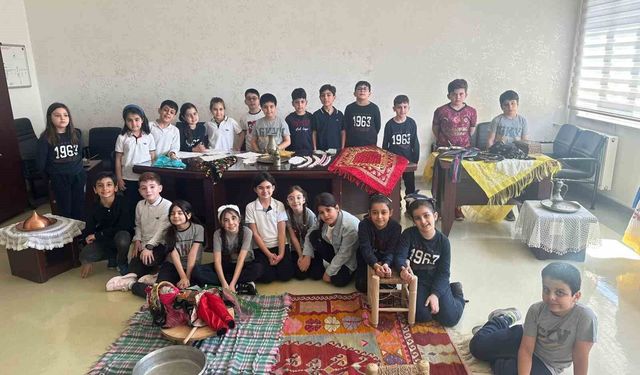GKV'li öğrencilerden zamanda yolculuk sergisi