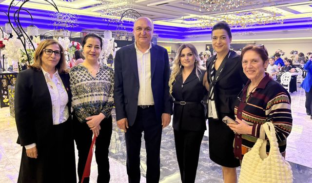 Anneler Günü programında Melih Meriç’e yoğun ilgi! Salon doldu taştı...