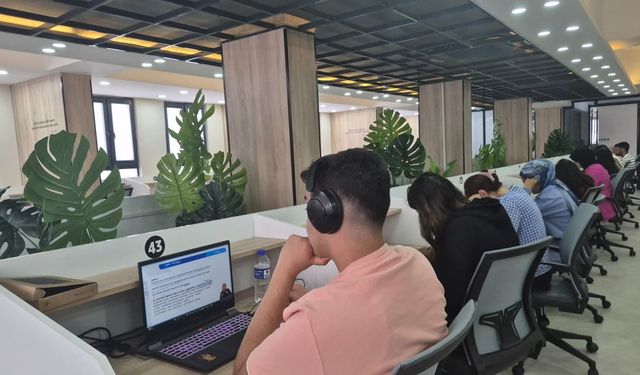 Nizip Belediyesi gençlerin kullanımı için "Bilgi İstasyonu" kurdu