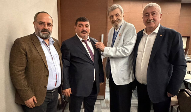 Gaziantep basınının tanınan ismi Levent Özkurt’a cemiyet rozeti