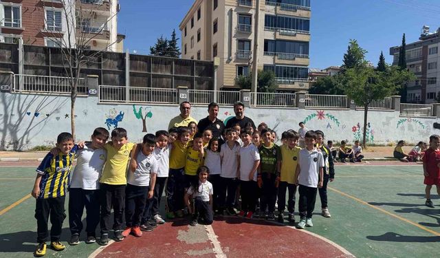 Gaziantep Emniyet Müdürü Özcan miniklerle futbol oynadı