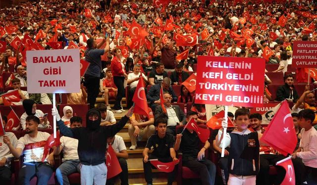 Gaziantep'te milli takıma dualarla destek olundu, dev ekranda maç heyecanı yaşandı