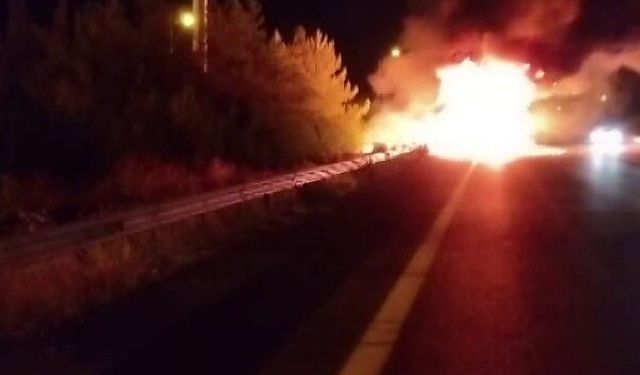 Gaziantep'te seyir halindeki tır alev alev yanarak kullanılamaz hale geldi