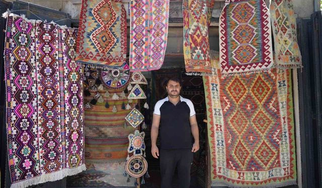 Gaziantep'te yörük köylerinden topladığı halı ve kilimleri satarak geçmişi geleceğe taşıyor