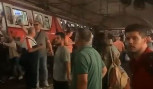 Kadıköy'de metro raydan çıktı, yolcular raylardan yürüyerek tahliye edildi