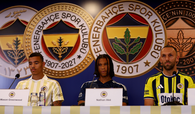 Fenerbahçe yeni transferleri için imza töreni düzenledi