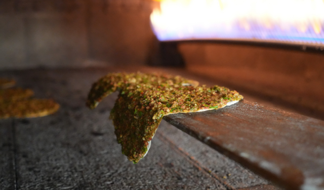 Gaziantep'te kavurucu sıcaklarda ocak başında 800 lahmacun pişiriyor