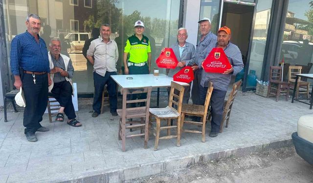 Gaziantep'te jandarmadan güvenli tarım eğitimi ve reflektör dağıtımı
