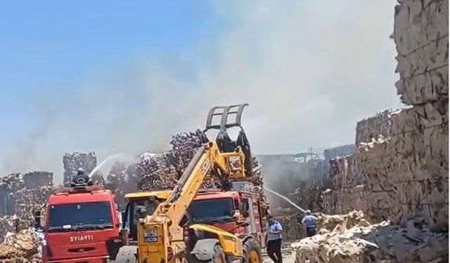 Nizip'te kağıt fabrikasında yangın