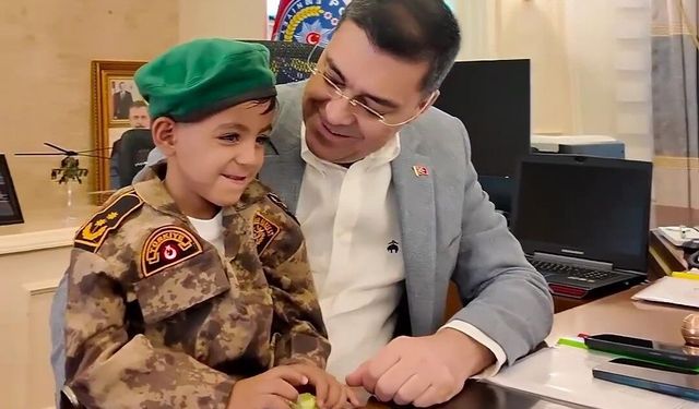 Polis helikopterine bayrak sallayan çocuğa bisiklet hediye edildi