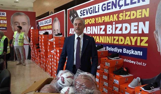 Şahinbey'de öğrencilere spor ayakkabı dağıtma geleneği devam ediyor