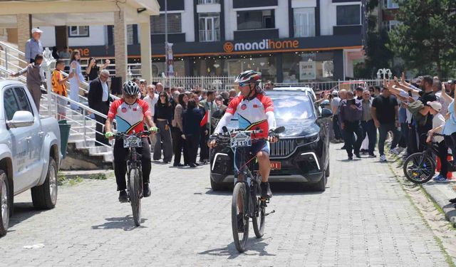 Vali Çiçekli'den Ardahan'a 'bisikletli' veda!