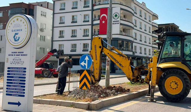 Gaziantep Büyükşehir, Araban'da trafik ışıklandırma çalışması başlattı