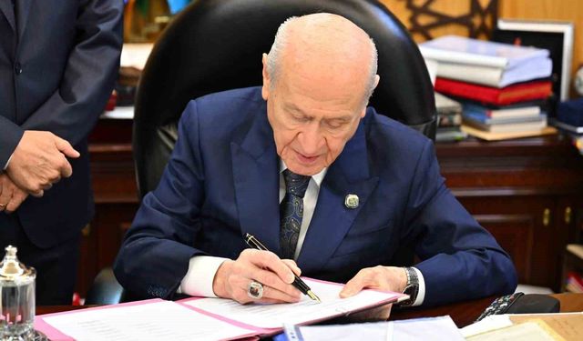 Çerçeve yasaya ilk imzayı MHP Lideri Devlet Bahçeli attı