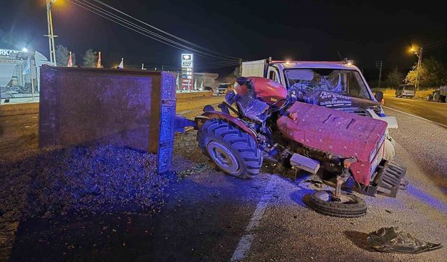 Gaziantep'te kamyonet ile traktör çarpıştı: 3 yaralı