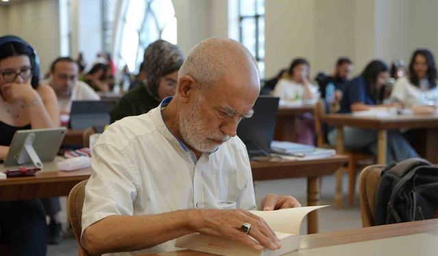 Gaziantep'te 76 yaşındaki adamın kitap aşkı
