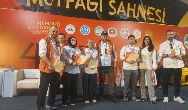 GAÜN öğrencilerinden iki farklı yarışmada beş derece