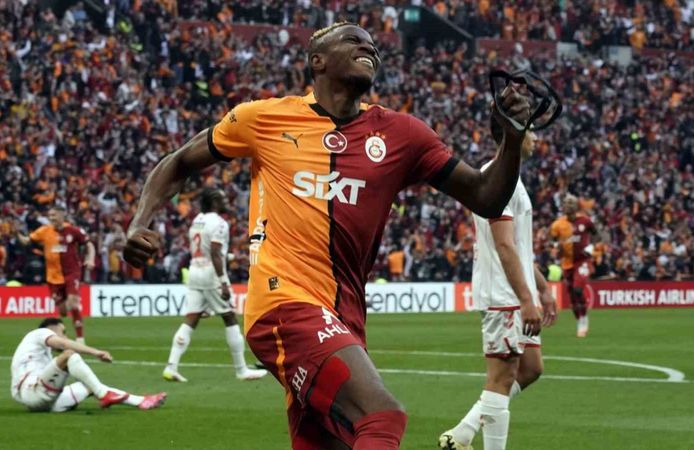 Victor Osimhen transferinde beklenen haber: Napoli teklifi kabul etti