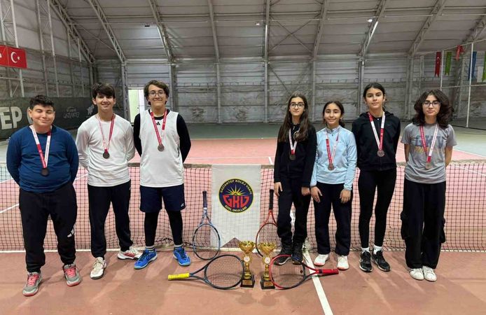 Tenise Gaziantep Kolej Vakfı Özel Okulları damgası