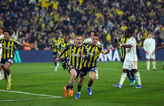 Fenerbahçe, lider Galatasaray ile puan farkını 1'e indirdi