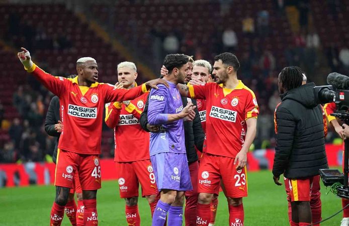 Galatasaraylı taraftarlardan Günay Güvenç'e destek