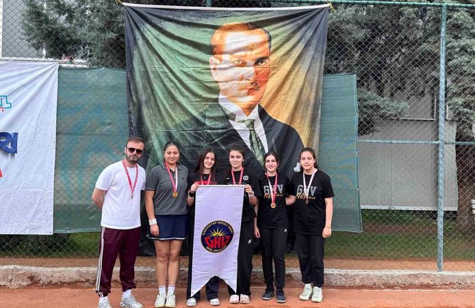 Kortların şampiyonu Gaziantep Kolej Vakfı Türkiye finallerinde