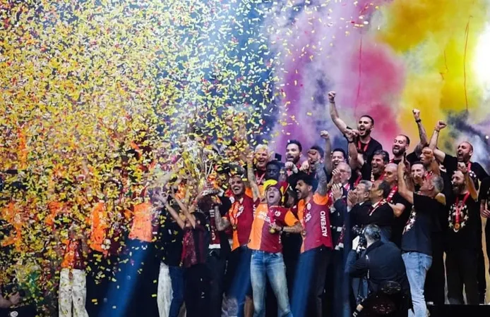 Galatasaray, 26. şampiyonluğunu taraftarıyla kutladı