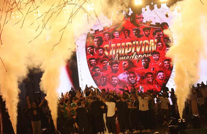 Amed Sportif Faaliyetler kupayı kaldırarak şampiyonluğu kutladı